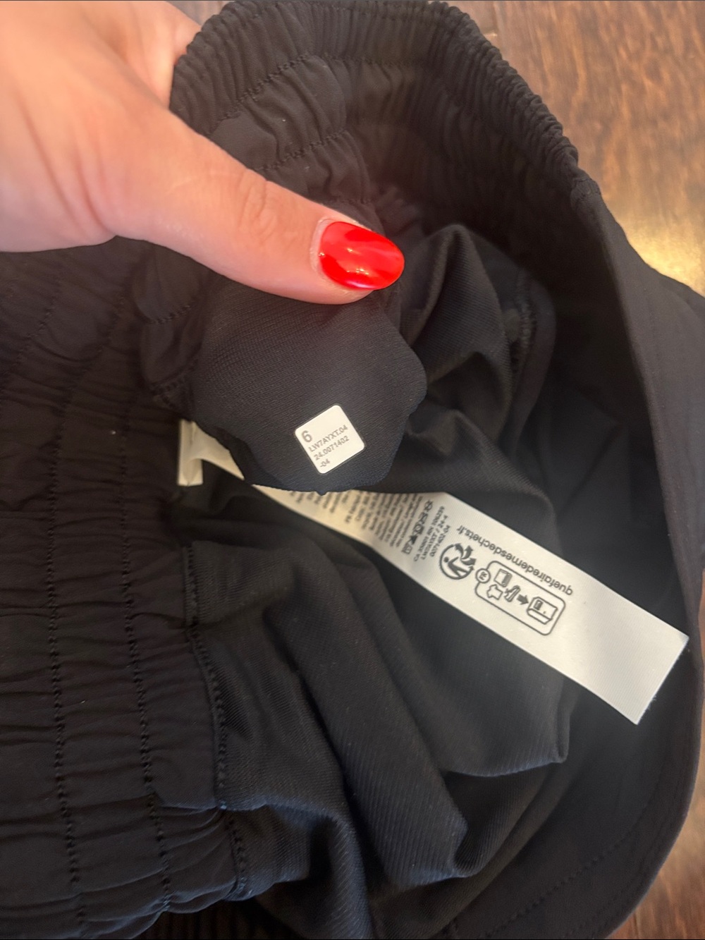 Lululemon 🍋 | 6 | Hotty Hot High-Rise Lined Short 4” in black - Picture 9 of 9